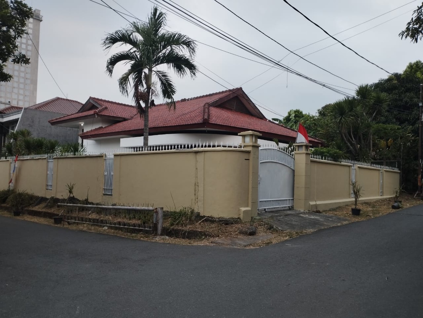 Rumah dengan halaman luas dan bangunan terawat di Bunga Mayang, Veteran