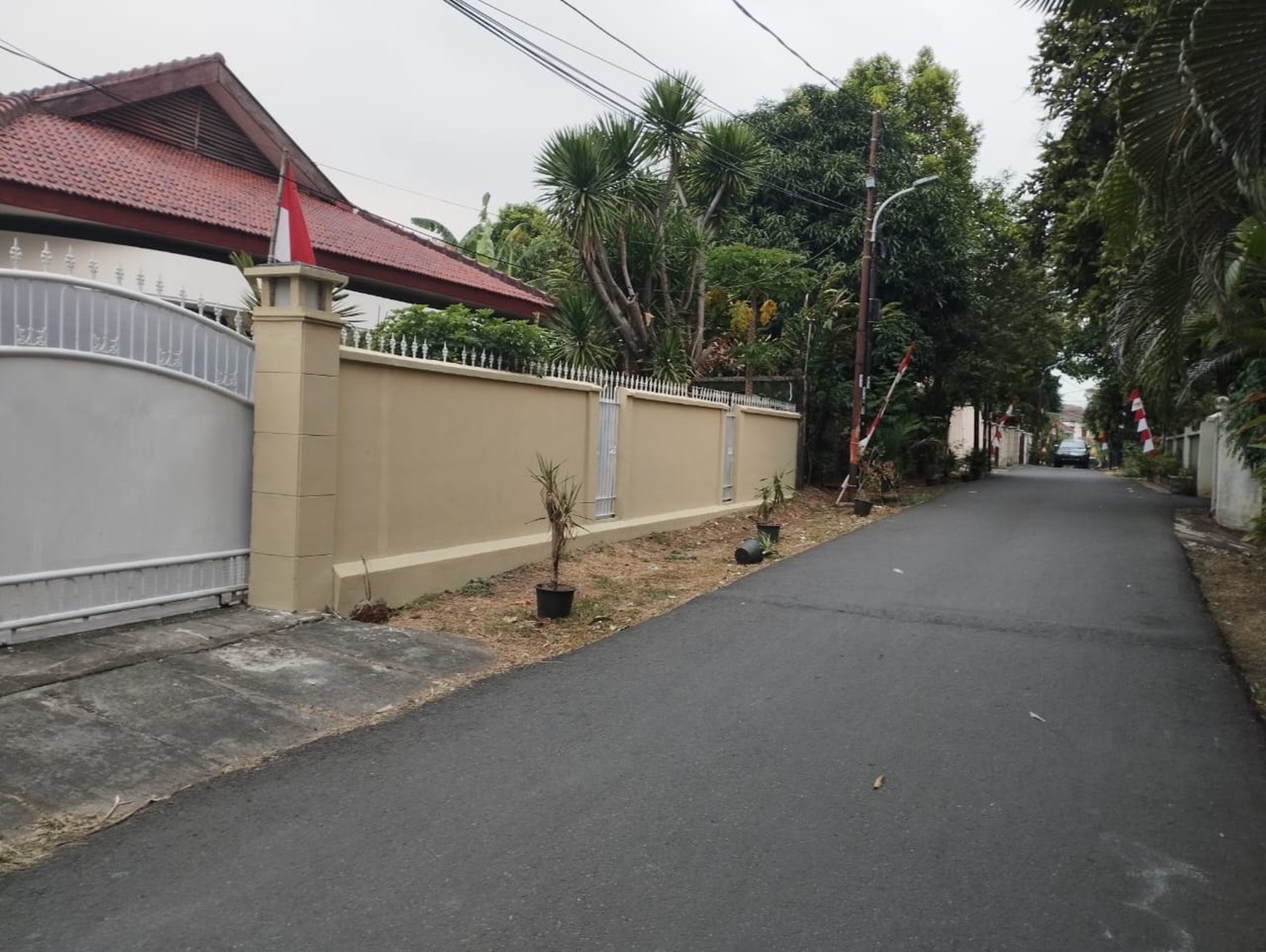 Rumah dengan halaman luas dan bangunan terawat di Bunga Mayang, Veteran