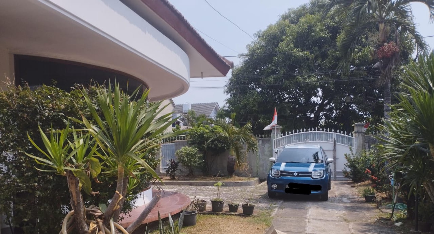 Rumah dengan halaman luas dan bangunan terawat di Bunga Mayang, Veteran