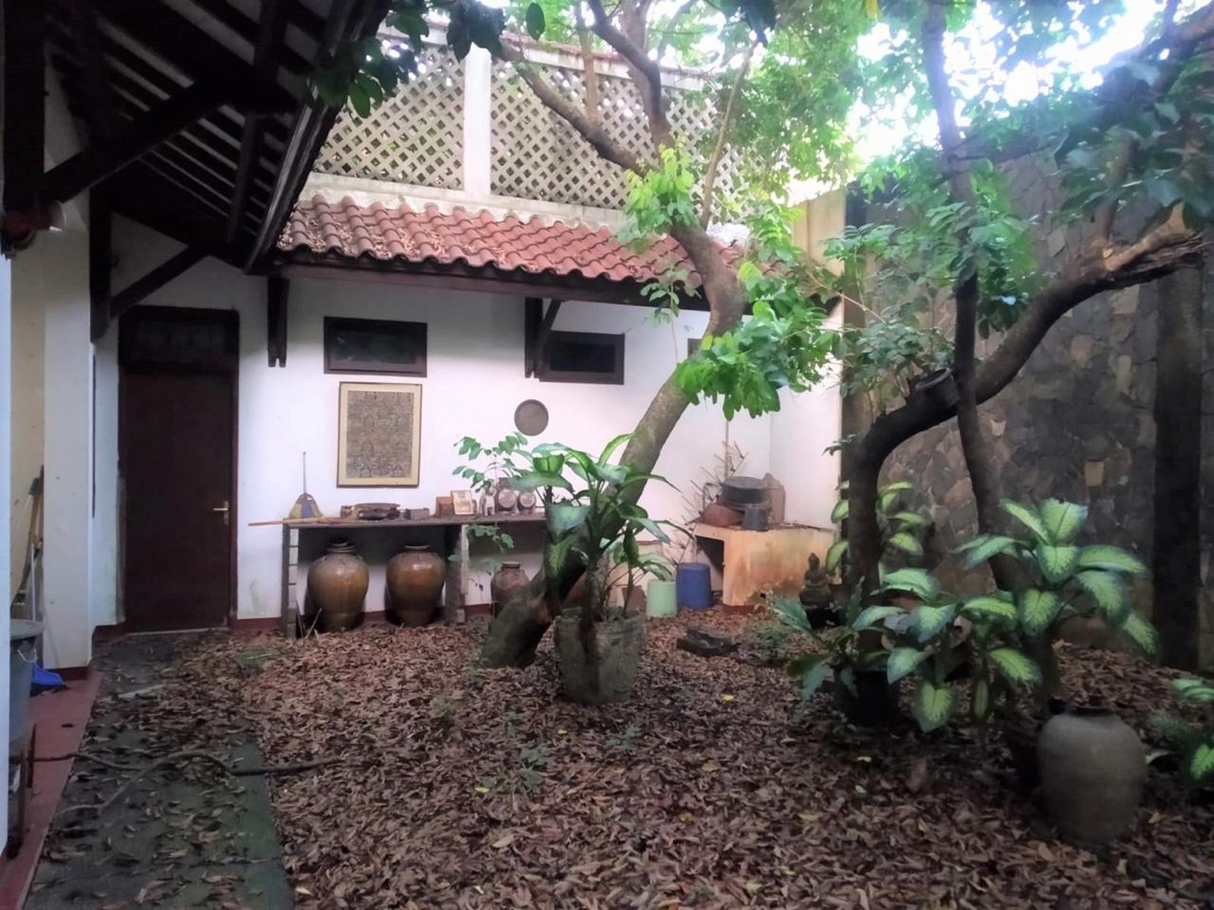 Rumah Siap Huni dengan Hunian Nyaman dan Asri di Kebon Jeruk, Jakarta Barat