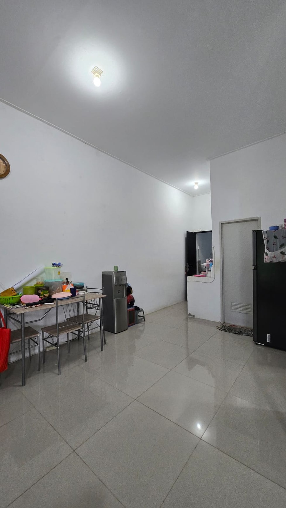 Rumah 2 Lantai Hook di Sawangan - Dekat Tol & Mal The Park, Harga 1 M-an