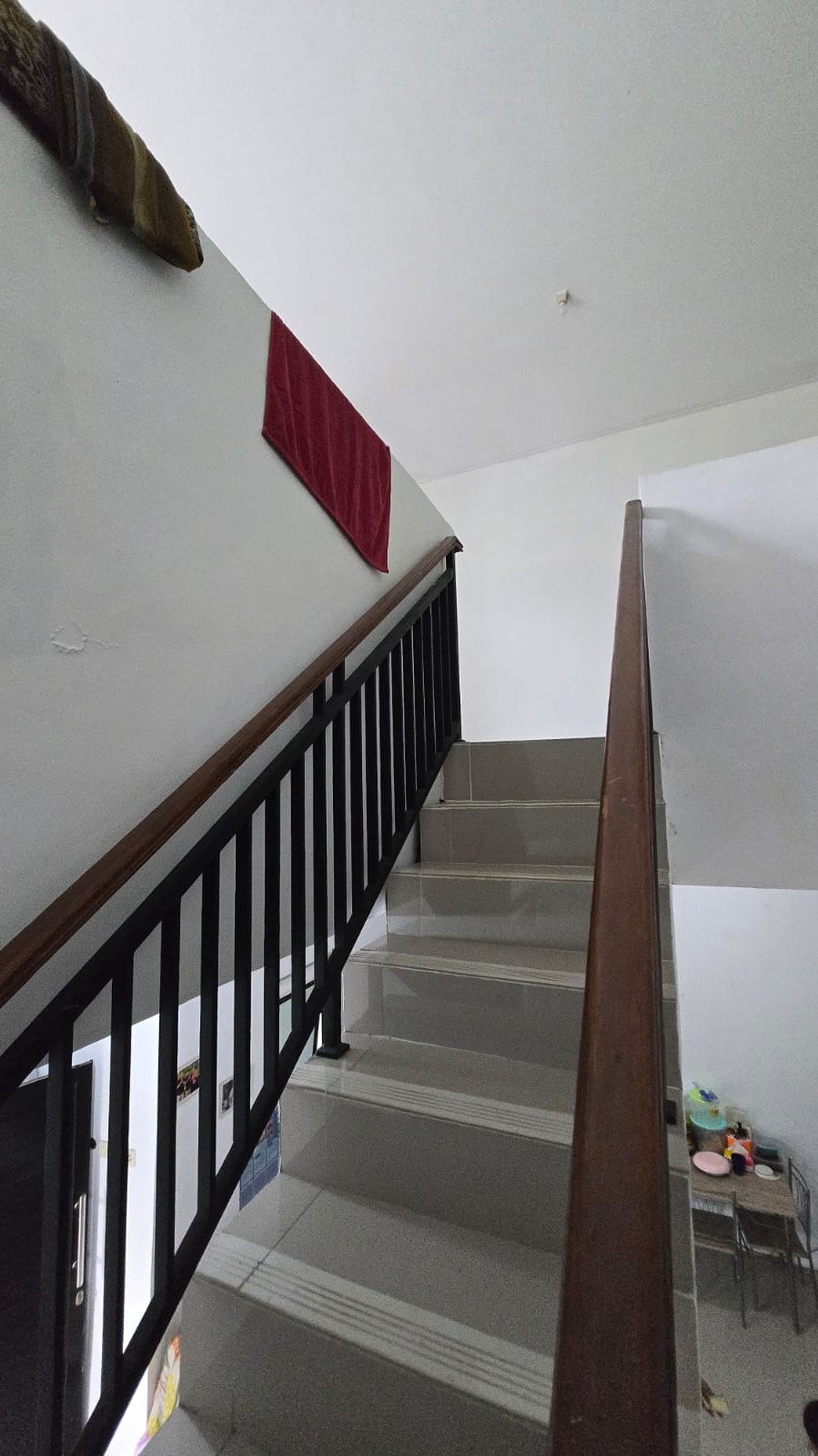 Rumah 2 Lantai Hook di Sawangan - Dekat Tol & Mal The Park, Harga 1 M-an