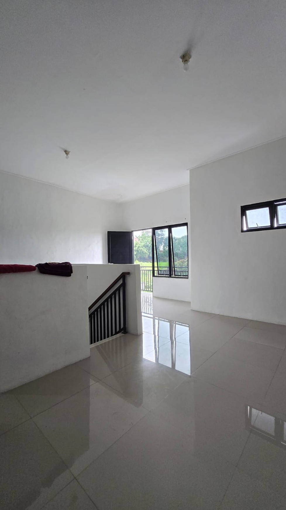 Rumah 2 Lantai Hook di Sawangan - Dekat Tol & Mal The Park, Harga 1 M-an