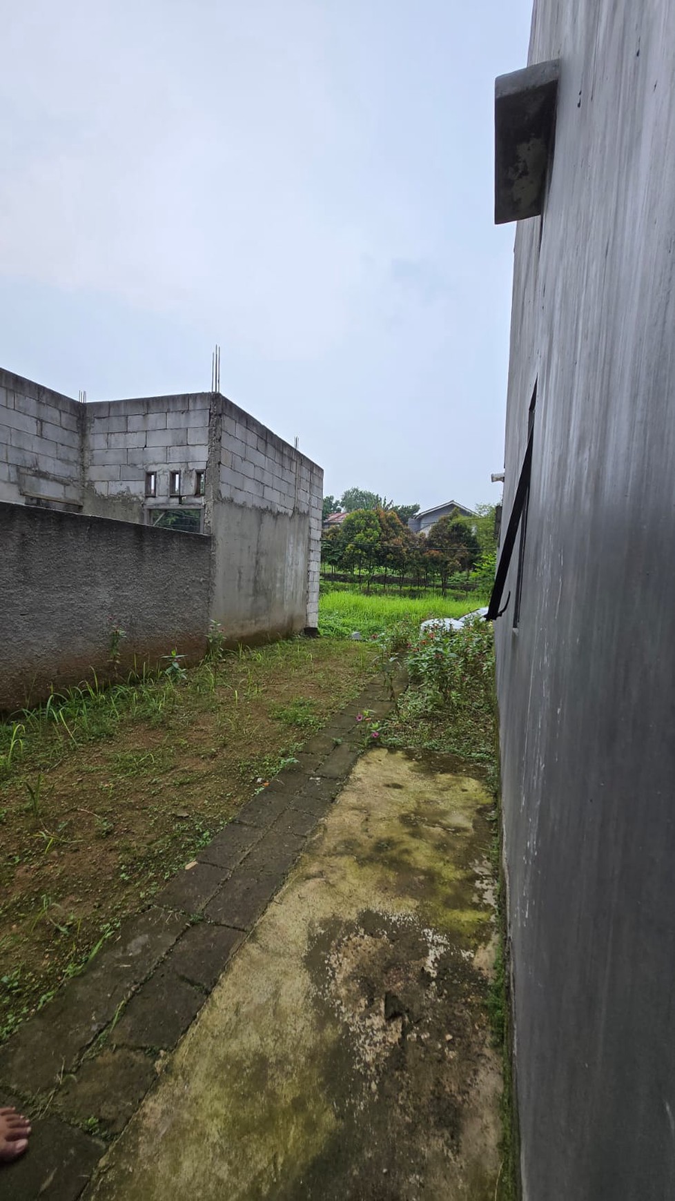 Rumah 2 Lantai Hook di Sawangan - Dekat Tol & Mal The Park, Harga 1 M-an