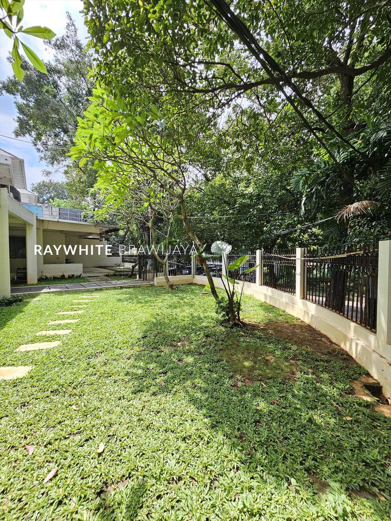 Rumah Bangunan 2 lantai Siap Huni , Cocok Untuk Usaha Area Kebayoran Baru