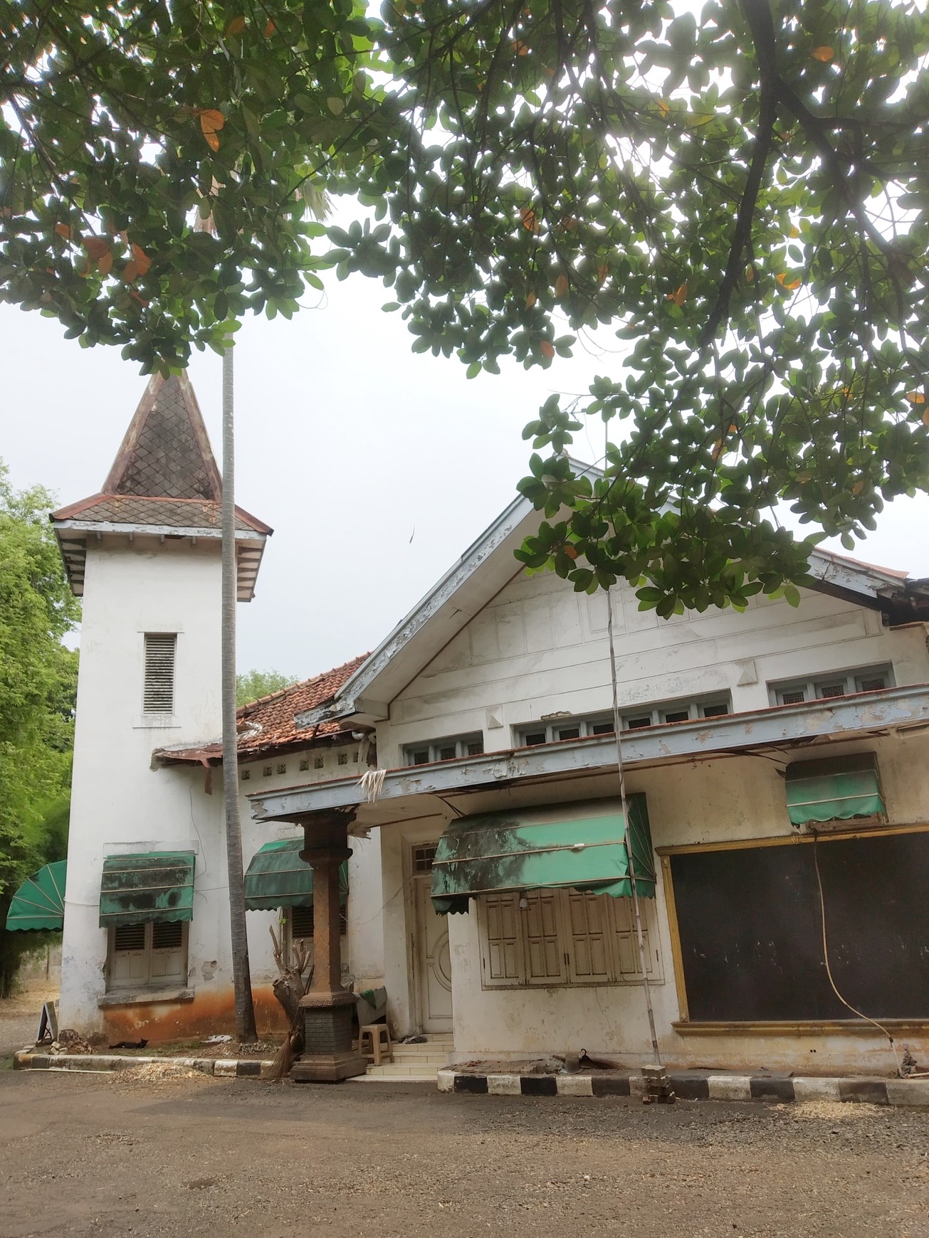 Dijual Rumah Tua Hitung Tanah di Menteng, Area Komersial dan Super Strategis
