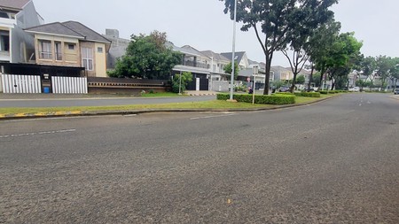 Rumah Boulevard di Kota Wisata, Cibubur