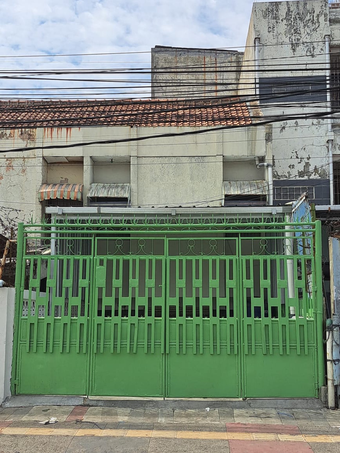 DIJUAL RUMAH PINGGIR JALAN DI KOTA BANDUNG STRATEGIS