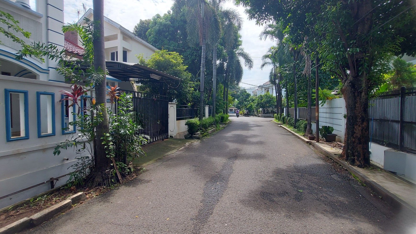 Rumah Nyaman di Tanjung Barat Jakarta Selatan Dekat Tol Akses 2 Mobil