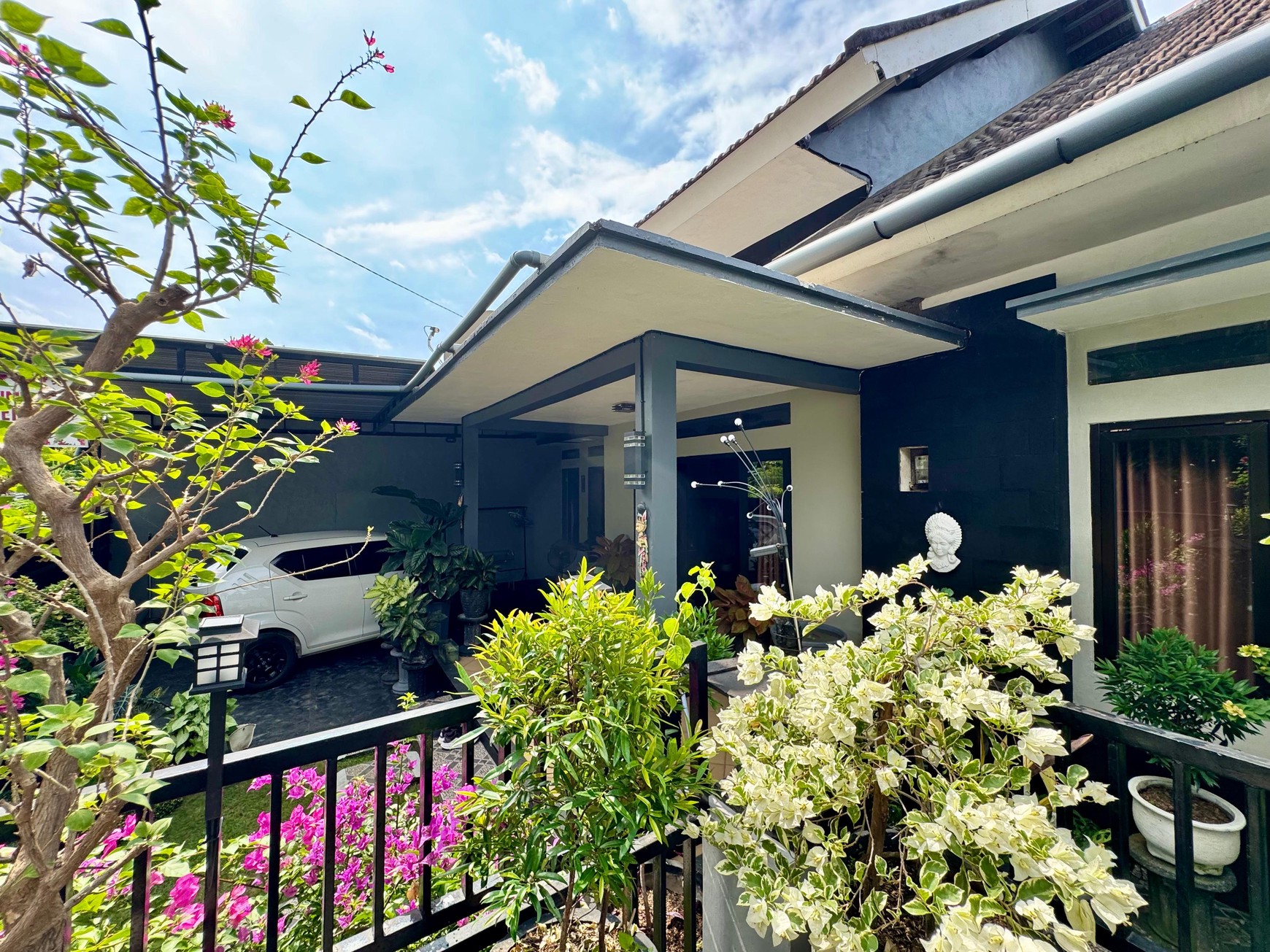 COZY 3-BEDROOM HOUSE, ONLY 5 MINUTES TO LOVINA BEACH