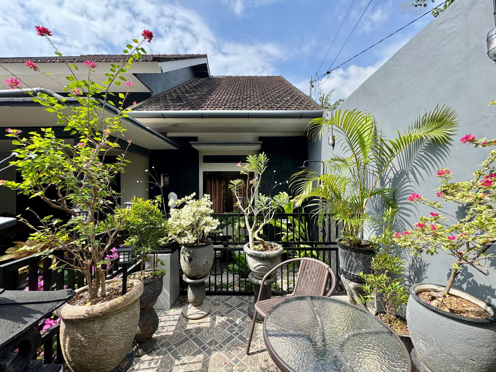 COZY 3-BEDROOM HOUSE, ONLY 5 MINUTES TO LOVINA BEACH