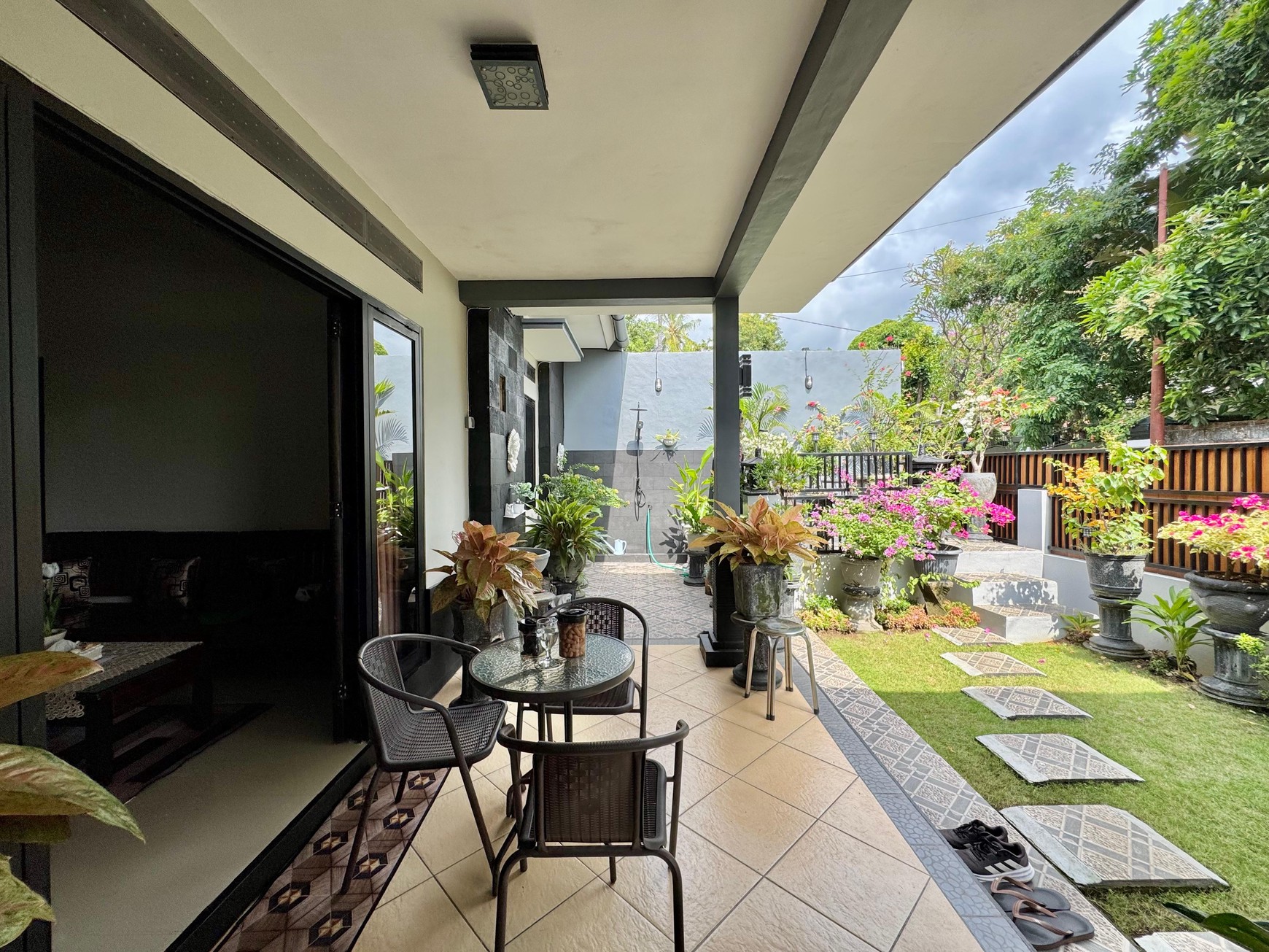 COZY 3-BEDROOM HOUSE, ONLY 5 MINUTES TO LOVINA BEACH