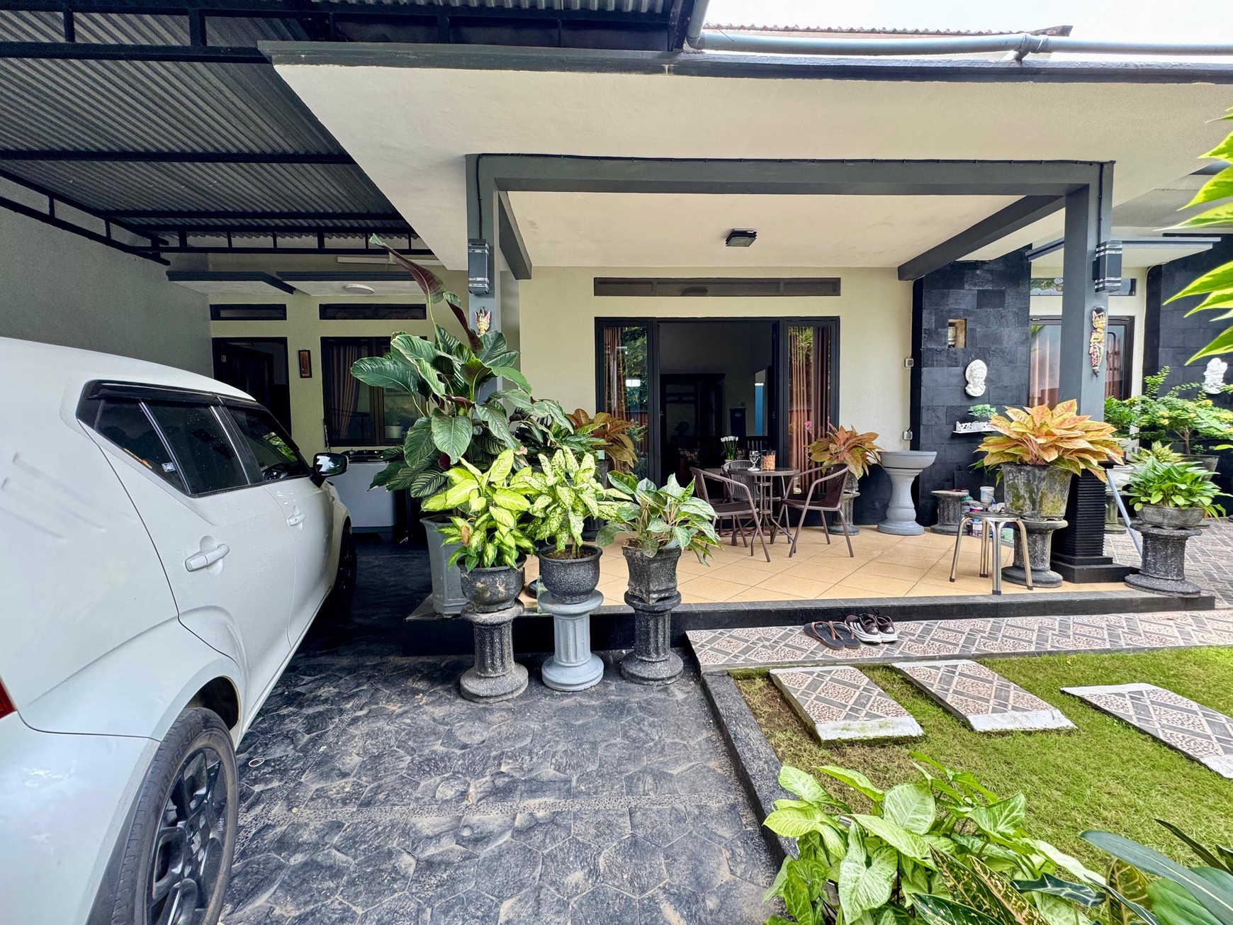 COZY 3-BEDROOM HOUSE, ONLY 5 MINUTES TO LOVINA BEACH