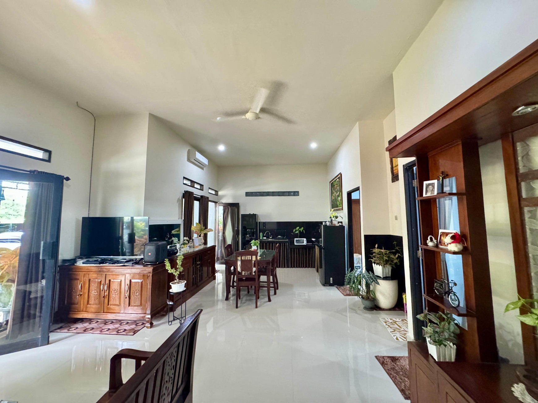 COZY 3-BEDROOM HOUSE, ONLY 5 MINUTES TO LOVINA BEACH