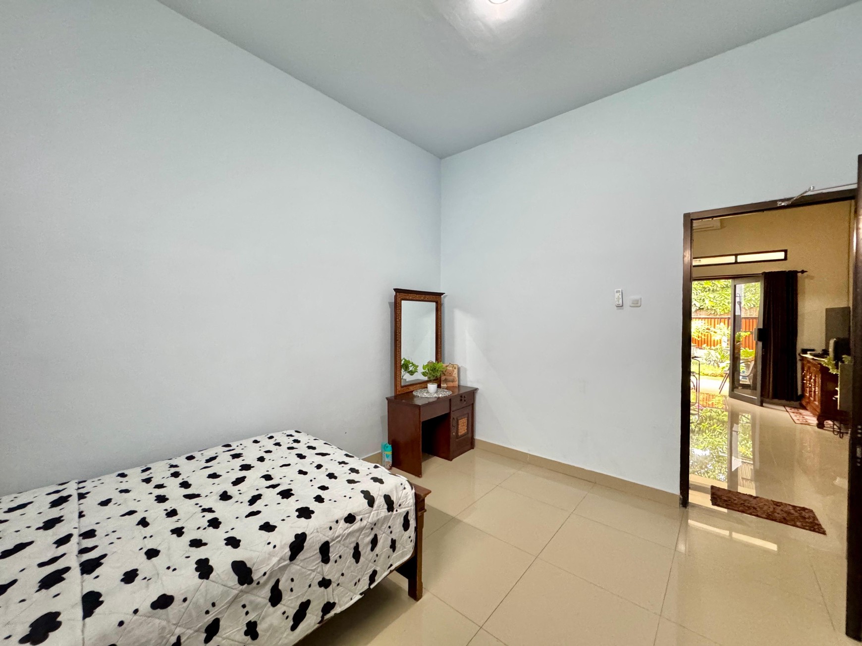 COZY 3-BEDROOM HOUSE, ONLY 5 MINUTES TO LOVINA BEACH