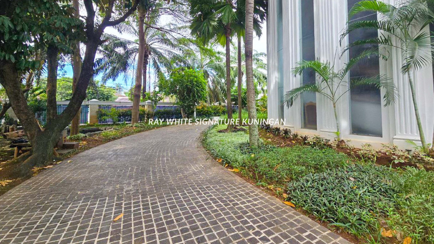 Dijual Rumah Mewah Hoek Di Patra Kuningan , Kuningan Timur