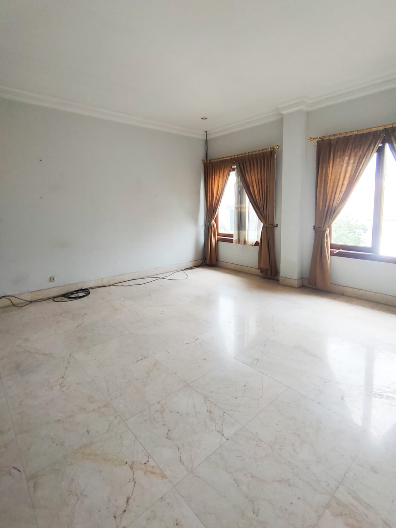 Dijual Rumah Lux dan Exclusive, Lingkungan Tenang dan Nyaman di Kuningan Timur