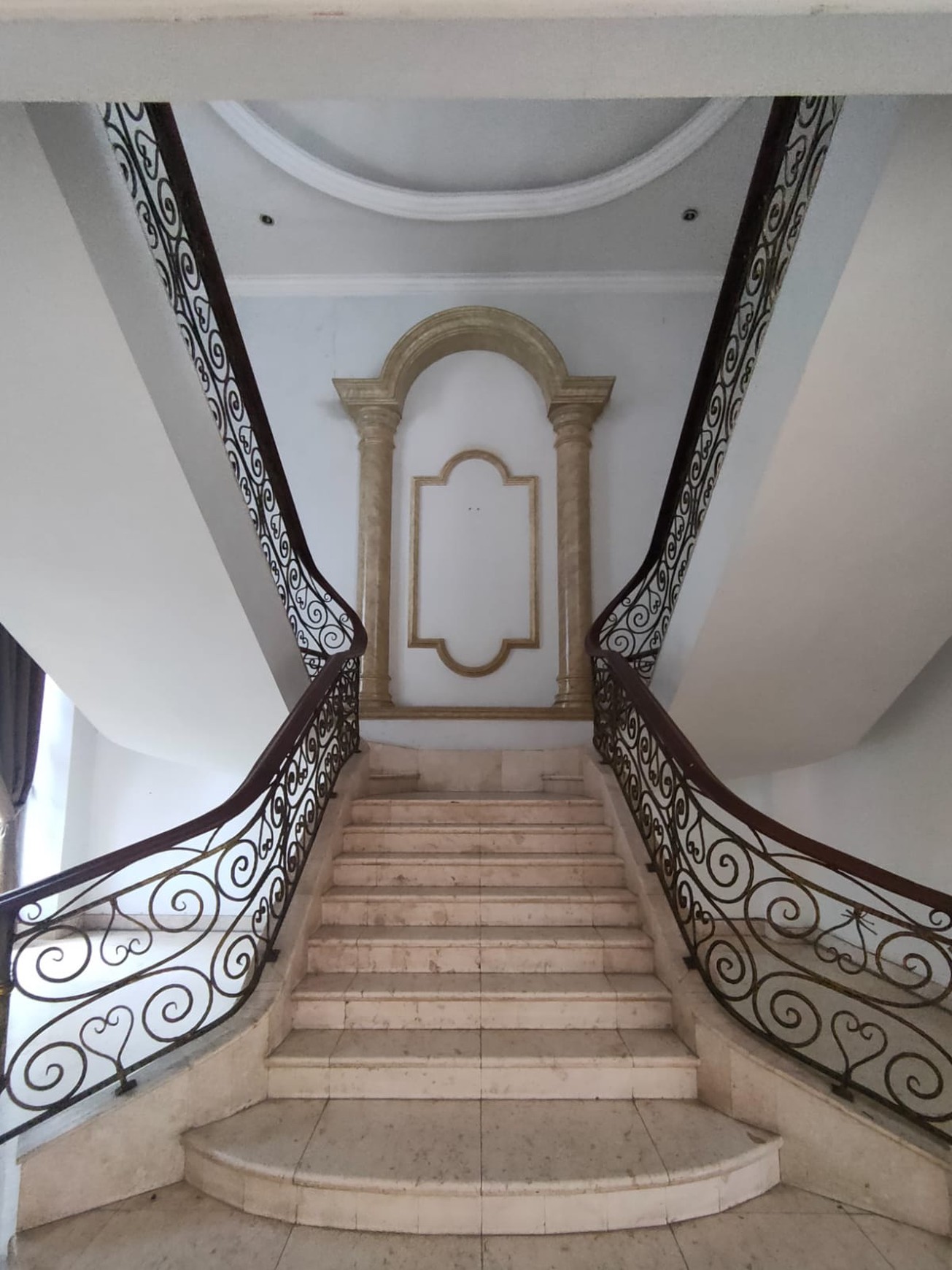Dijual Rumah Lux dan Exclusive, Lingkungan Tenang dan Nyaman di Kuningan Timur
