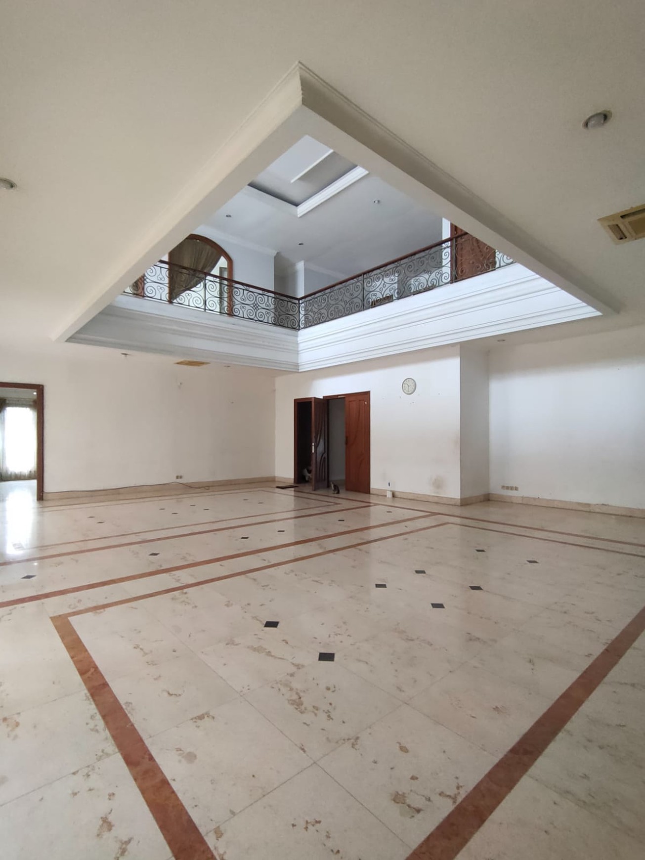 Dijual Rumah Lux dan Exclusive, Lingkungan Tenang dan Nyaman di Kuningan Timur
