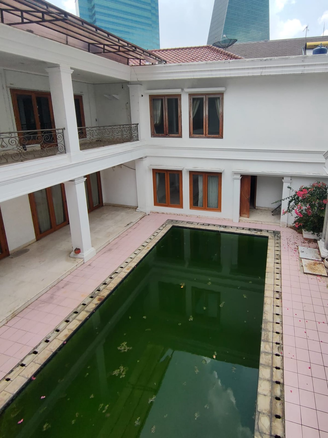 Dijual Rumah Lux dan Exclusive, Lingkungan Tenang dan Nyaman di Kuningan Timur