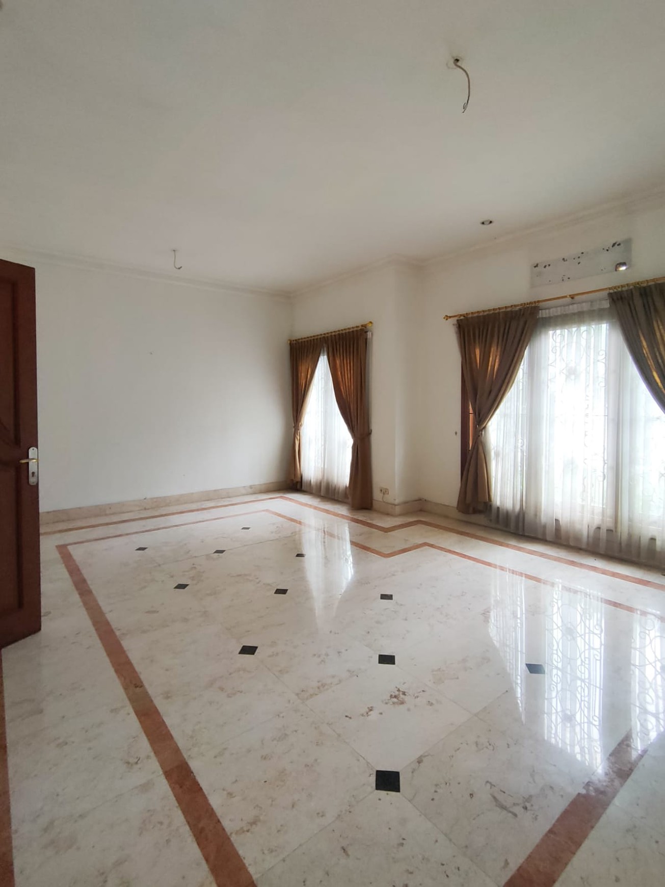 Dijual Rumah Lux dan Exclusive, Lingkungan Tenang dan Nyaman di Kuningan Timur