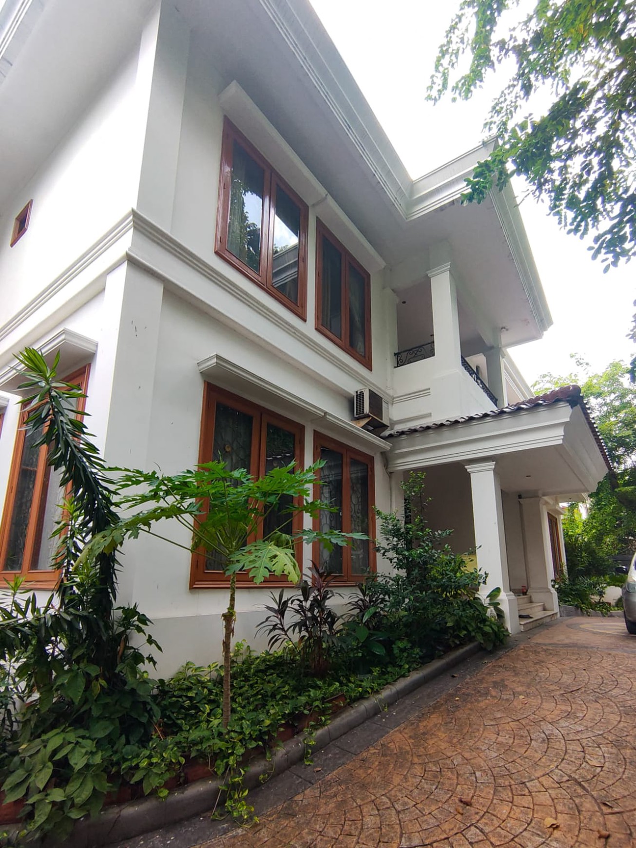 Dijual Rumah Lux dan Exclusive, Lingkungan Tenang dan Nyaman di Kuningan Timur