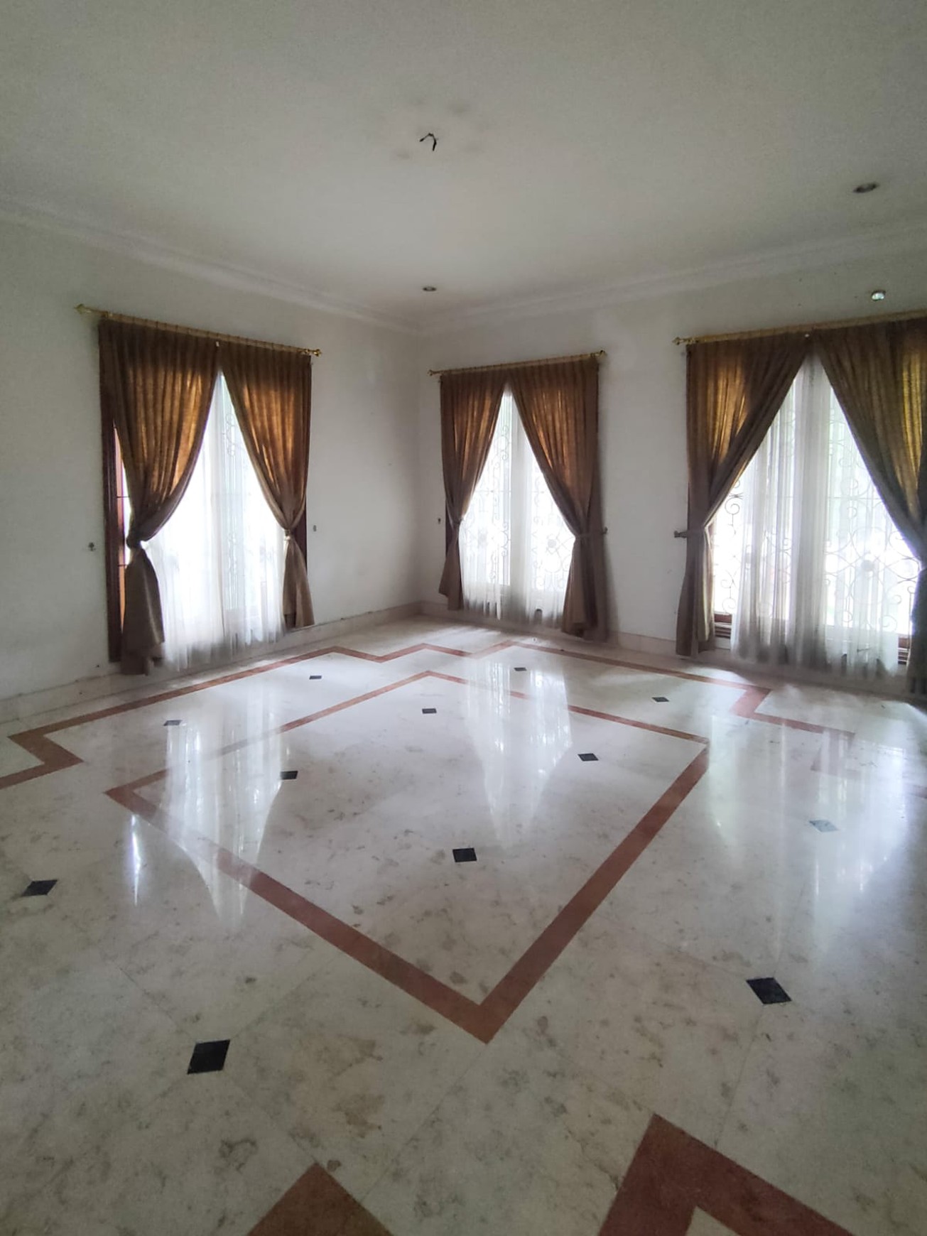 Dijual Rumah Lux dan Exclusive, Lingkungan Tenang dan Nyaman di Kuningan Timur