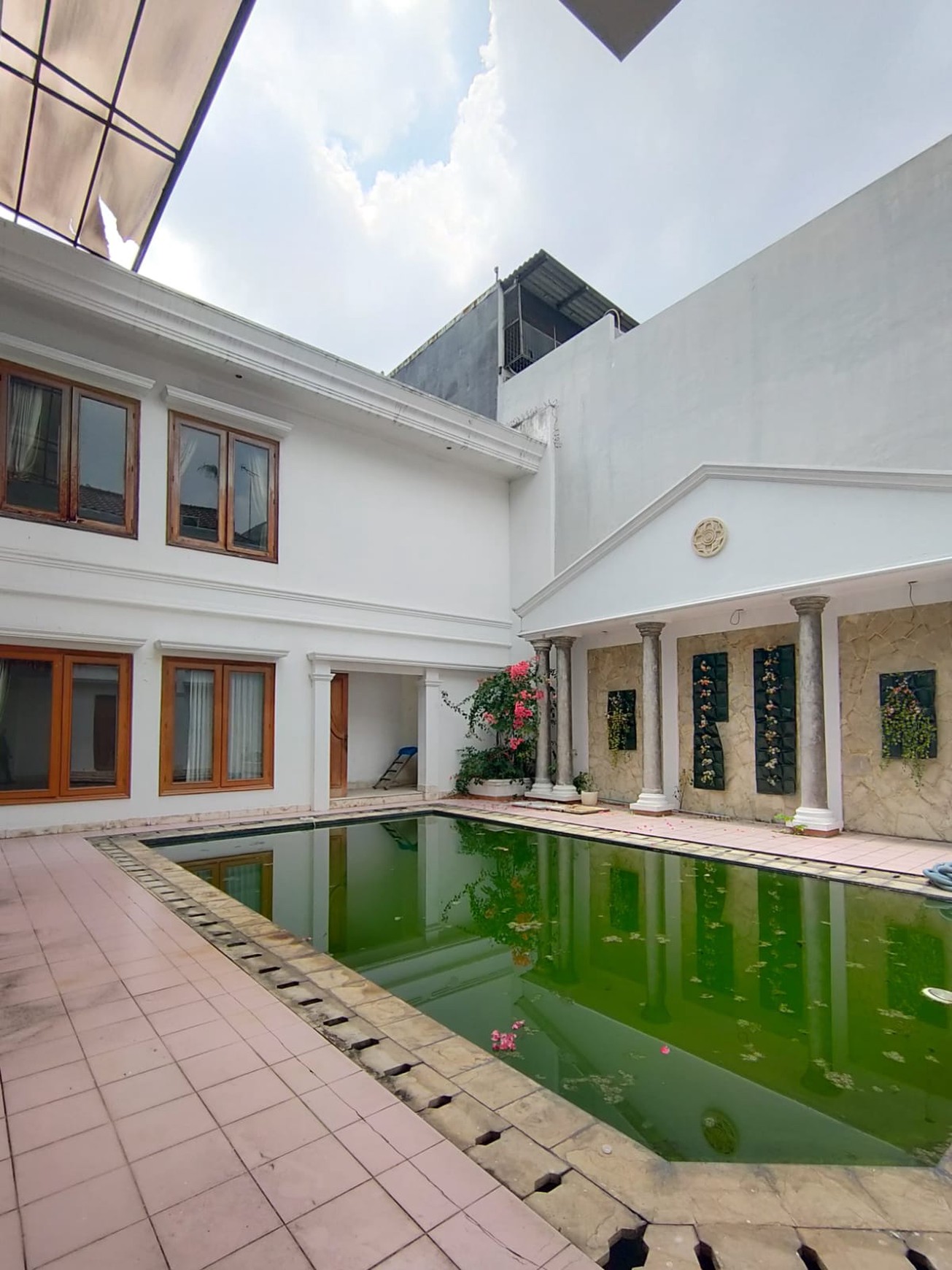 Dijual Rumah Lux dan Exclusive, Lingkungan Tenang dan Nyaman di Kuningan Timur