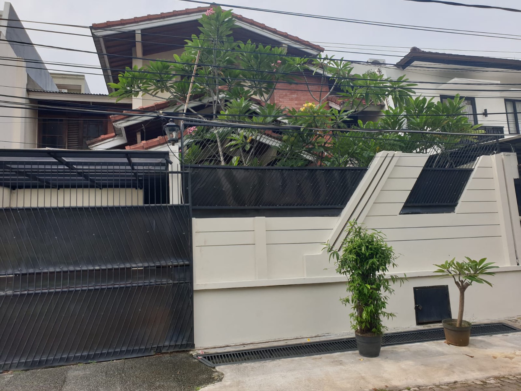 Disewakan Rumah 2 Lantai Luas Dekat MRT Lebak Bulus