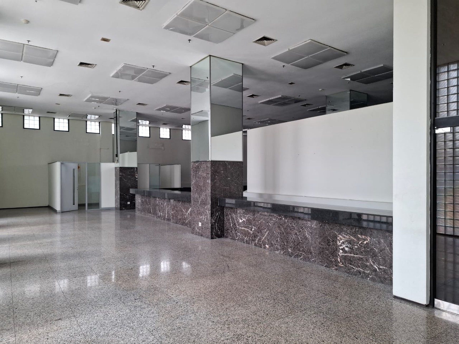 Di Sewakan Gedung Perkantoran lokasi di Jl. Kebon Sirih Raya Menteng - Jakarta Pusat