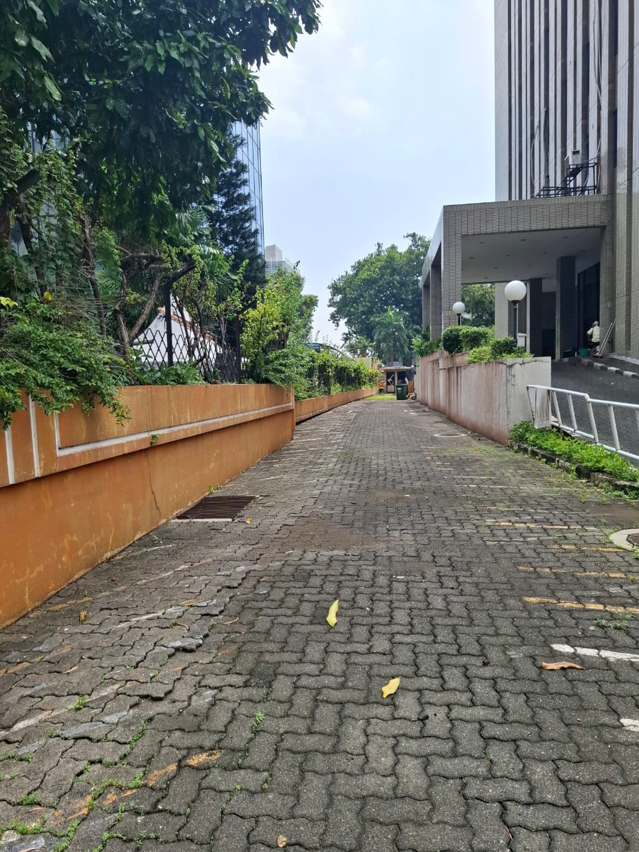 Di Sewakan Gedung Perkantoran lokasi di Jl. Kebon Sirih Raya Menteng - Jakarta Pusat