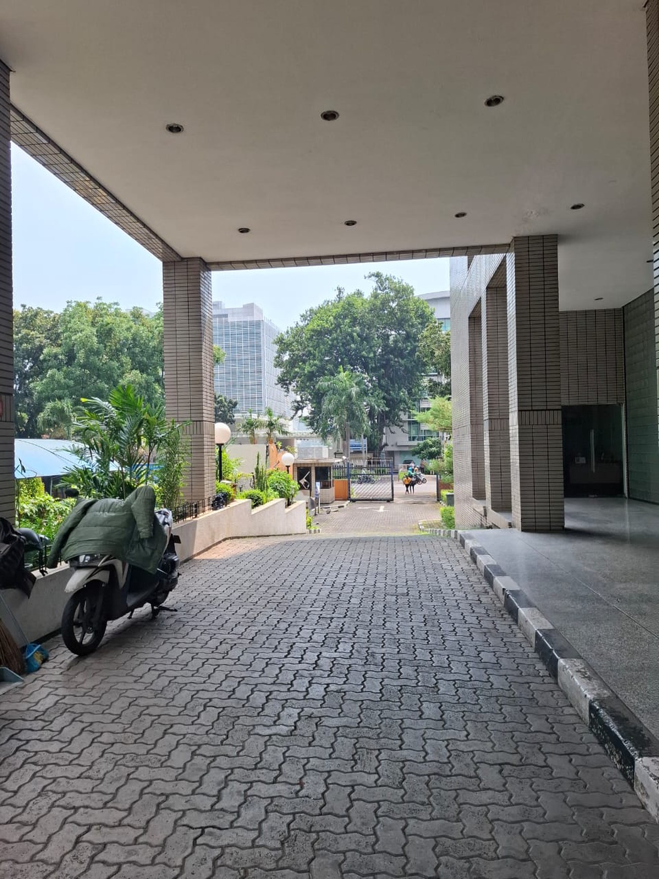 Di Sewakan Gedung Perkantoran lokasi di Jl. Kebon Sirih Raya Menteng - Jakarta Pusat