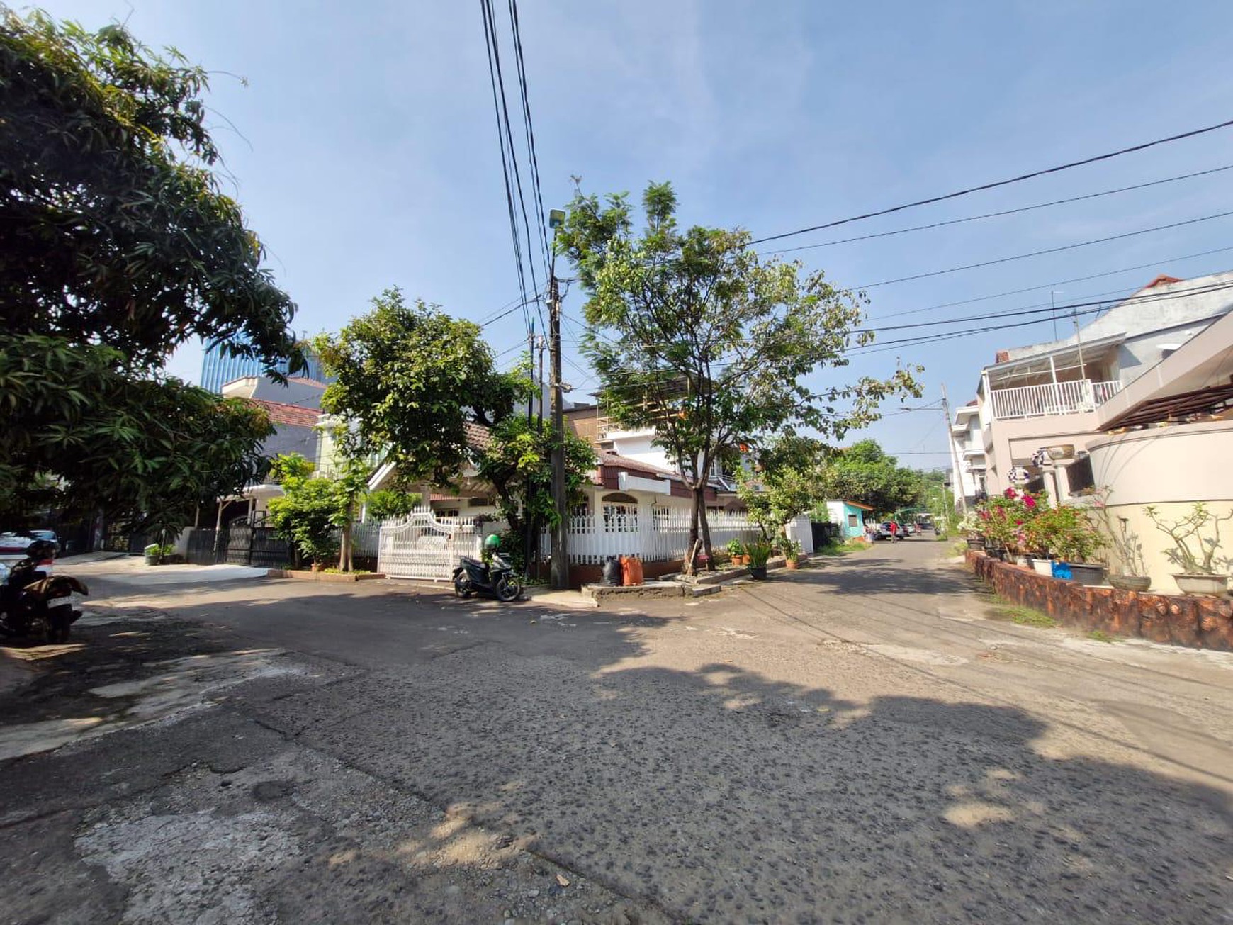 Di Jual Rumah lama di hook, Jl. Kelapa Puan Timur, Pegangsaan Dua, Kelapa Gading, Jakarta Utara