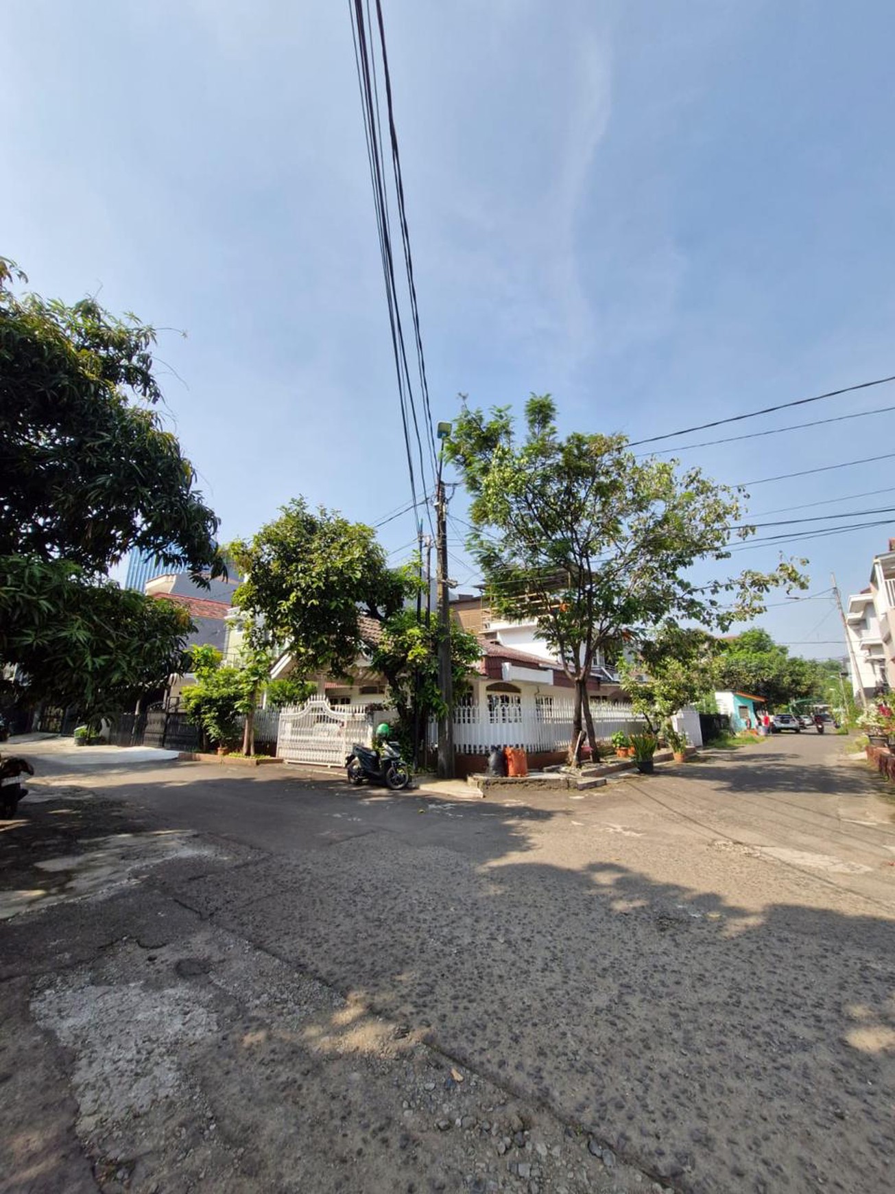 Di Jual Rumah lama di hook, Jl. Kelapa Puan Timur, Pegangsaan Dua, Kelapa Gading, Jakarta Utara