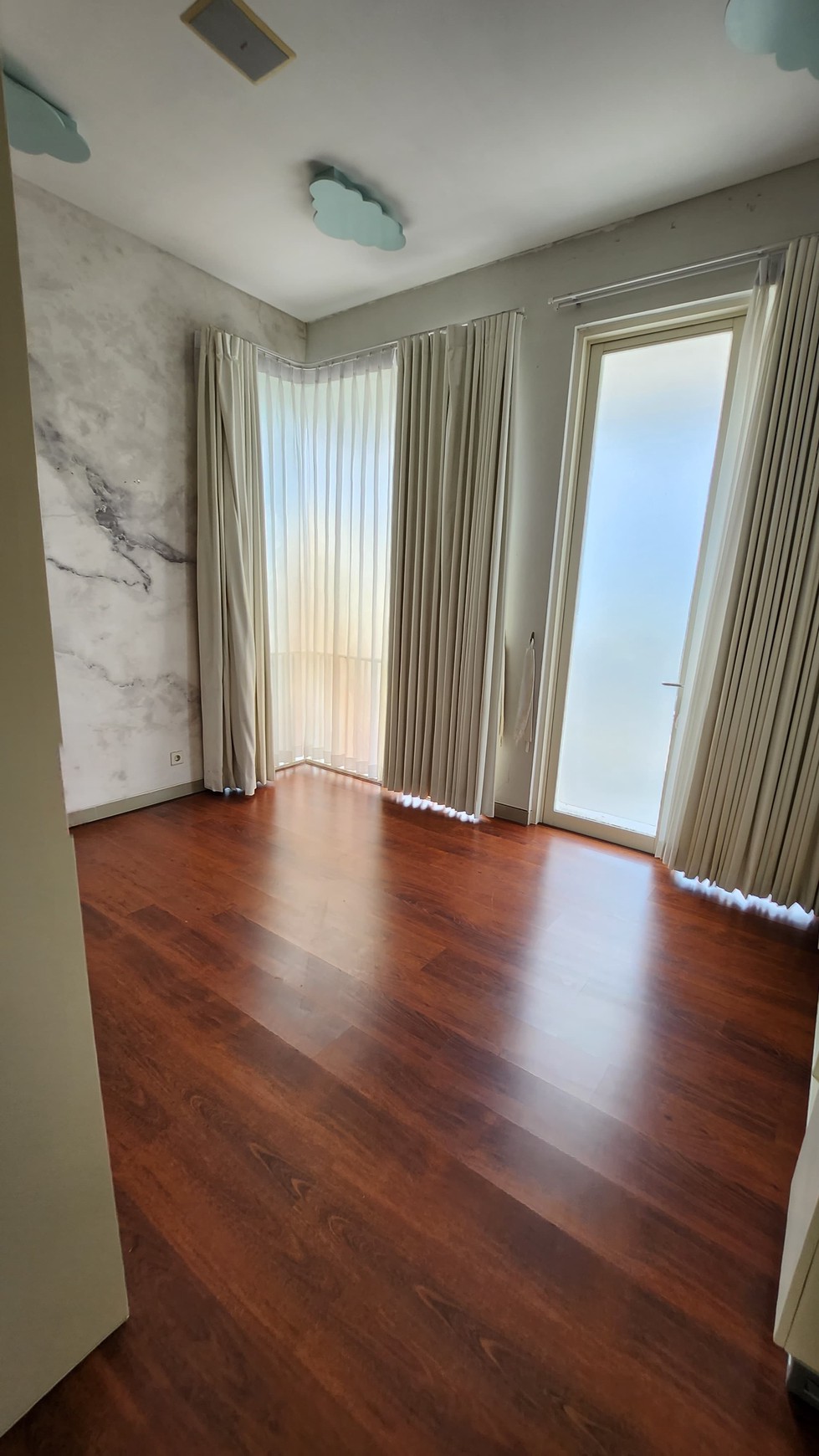 Dijual Rumah Wisata Bukit Mas 2 Semi Furnish Dekat Citraland, Pakuwon Indah, Graha Family