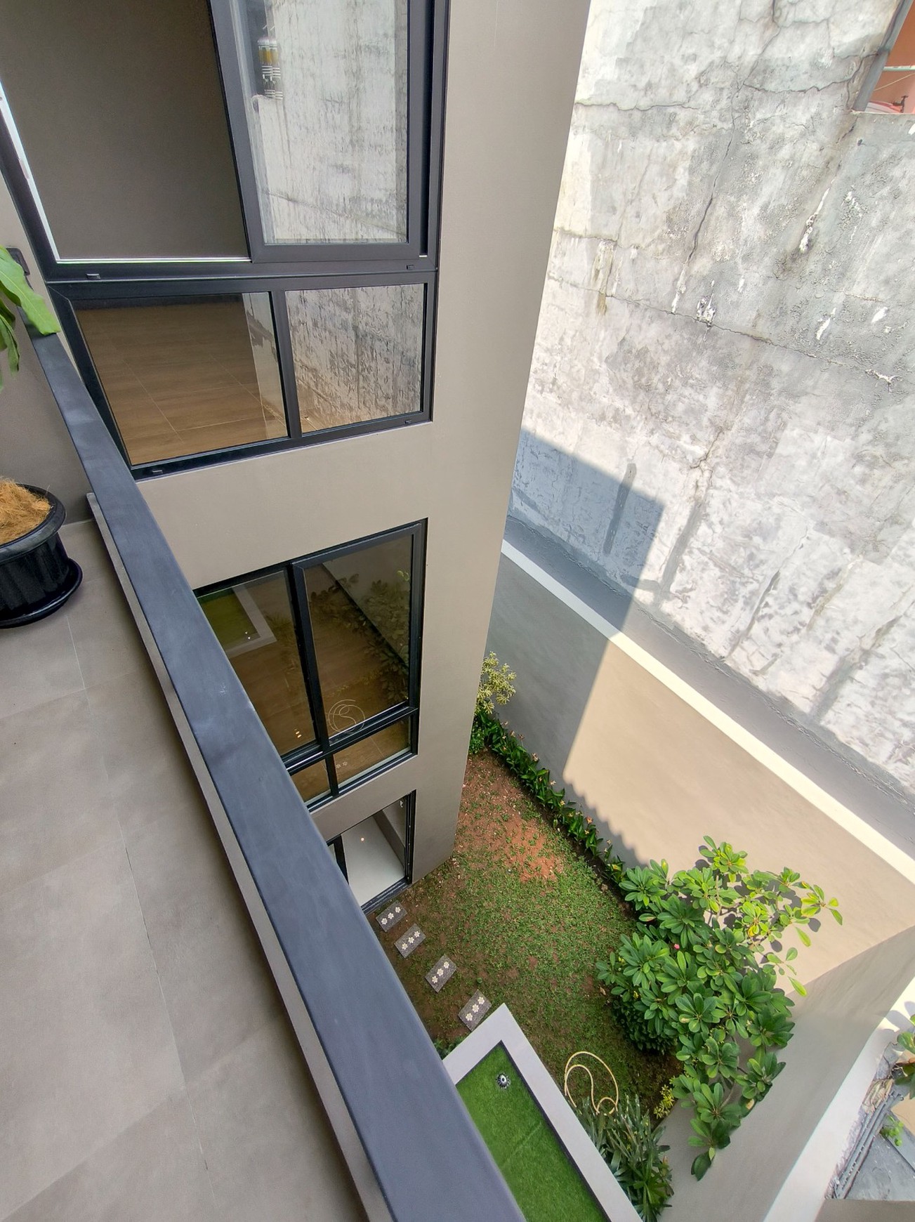 Rumah Dengan Design Modern Di Cluster Versailles BSD Tangerang Selatan