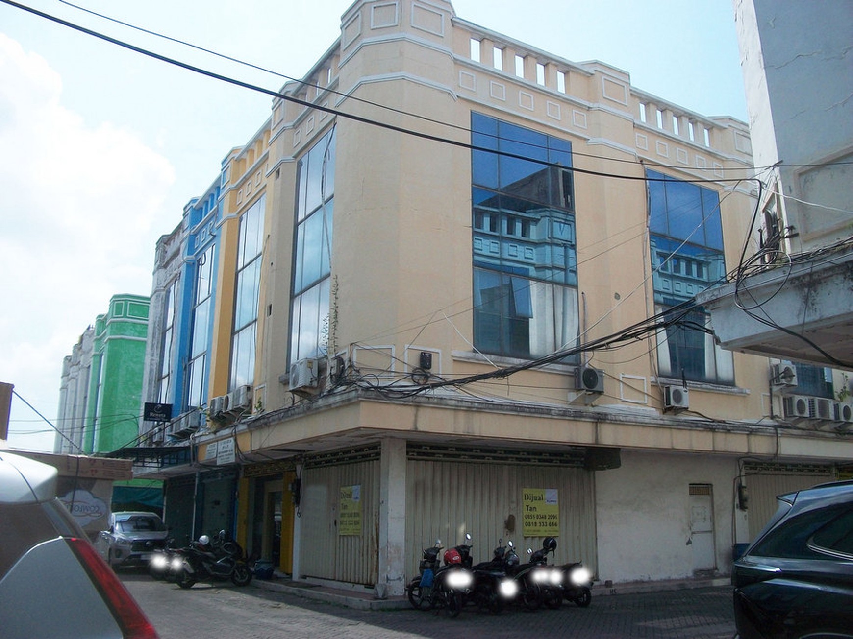 Ruko di Klampis Megah Surabaya Timur, 3 Lantai, Area Komersil Padat dan Ramai, Strategis