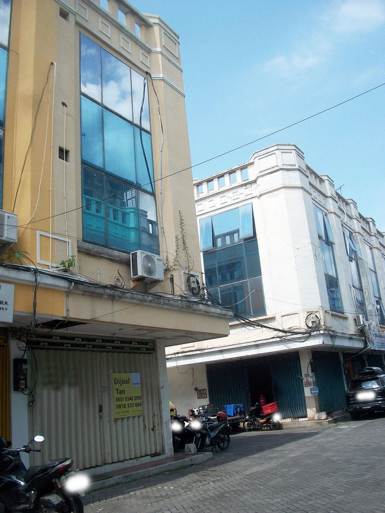Ruko di Klampis Megah Surabaya Timur, 3 Lantai, Area Komersil Padat dan Ramai, Strategis