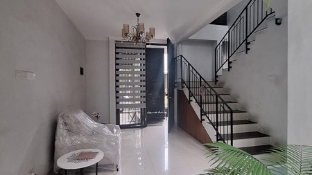 Rumah cantik,2 lantai,dalam cluster di Bintaro Jaya 9