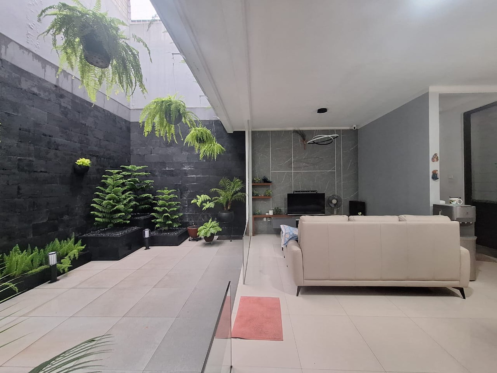 Rumah cantik,2 lantai,dalam cluster di Bintaro Jaya 9