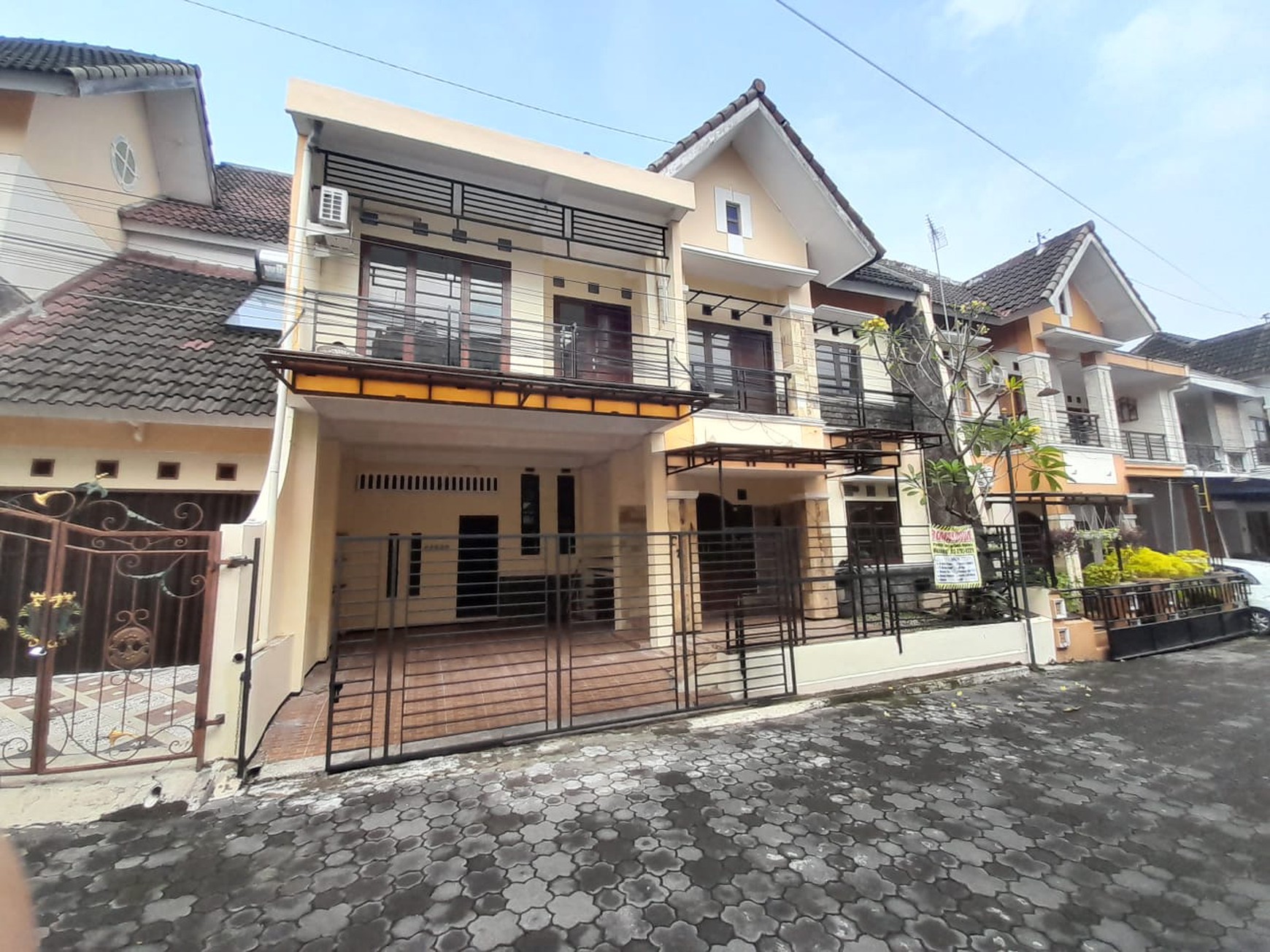 Rumah 2 Lantai Lokasi dalam Perum Taman Kuantan Mlati Sleman 