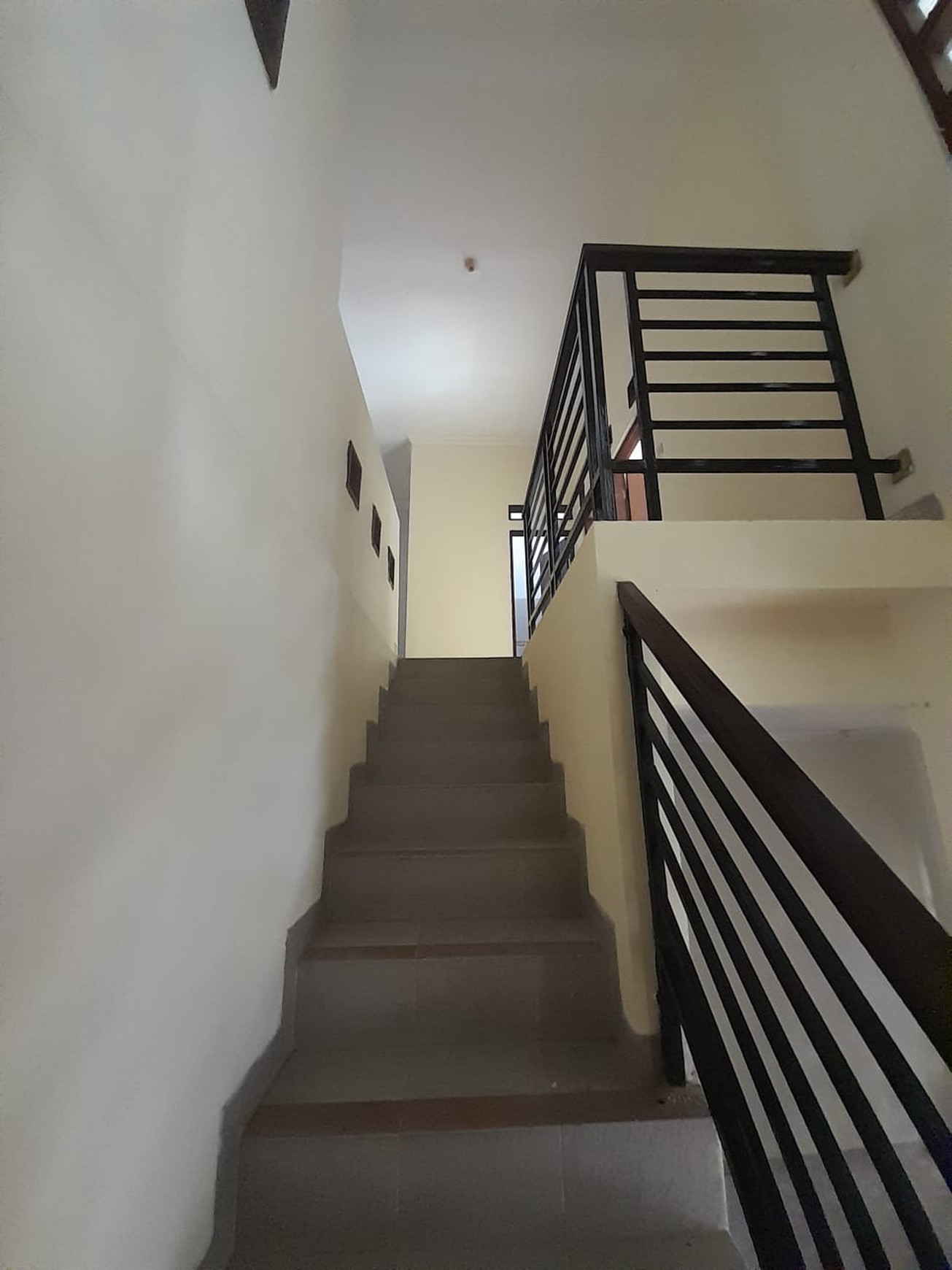 Rumah 2 Lantai Lokasi dalam Perum Taman Kuantan Mlati Sleman 