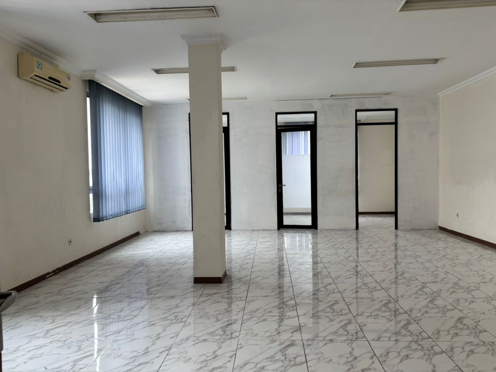 2 Ruko Gandeng Hook Di Pinggir Jl. DR. Saharjo Tebet, Terawat Baik, Strategis 5 Menit Ke Mall KOKAS, Dan 10 Menit Ke Jl. MT Haryono