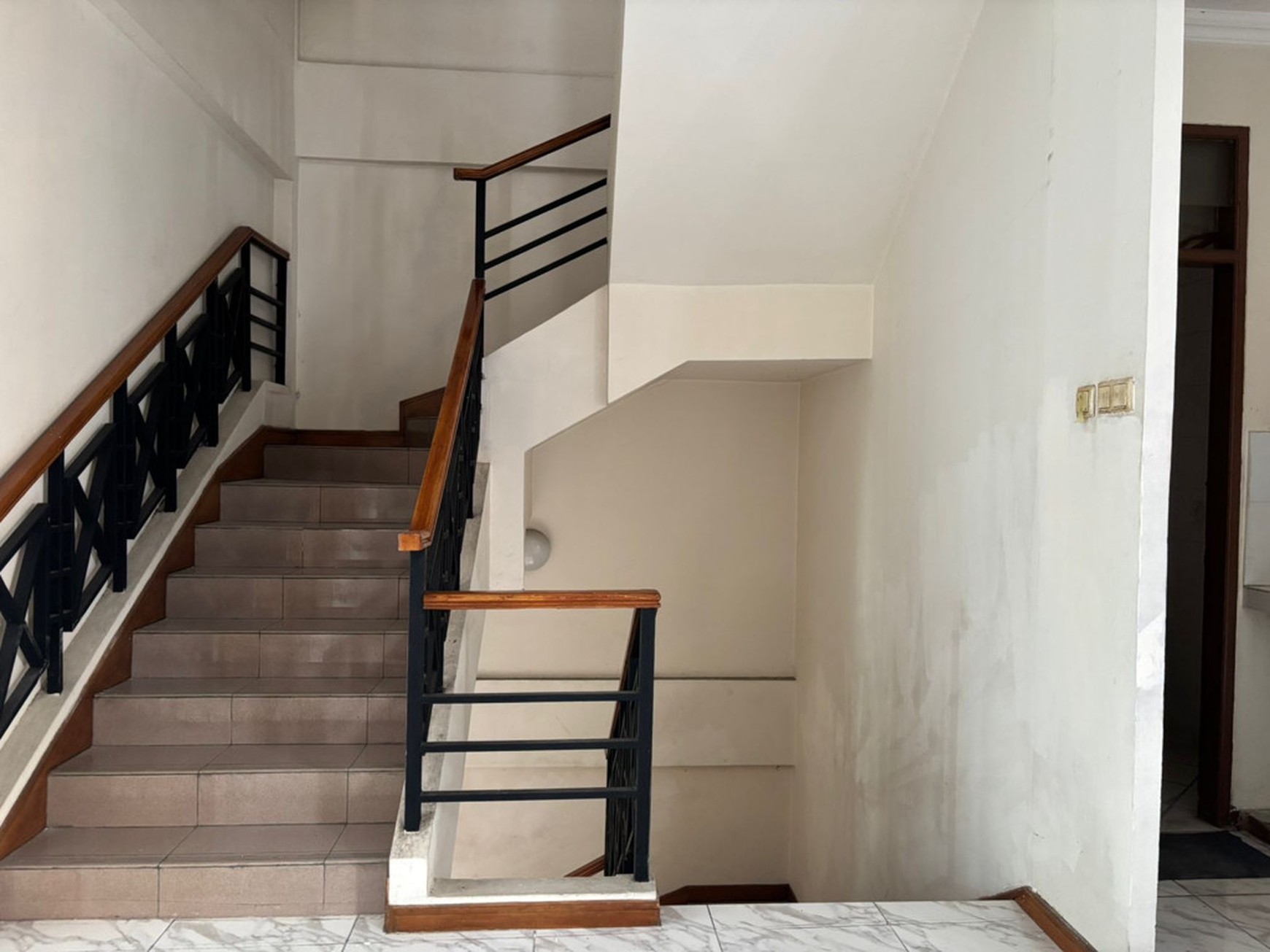 2 Ruko Gandeng Hook Di Pinggir Jl. DR. Saharjo Tebet, Terawat Baik, Strategis 5 Menit Ke Mall KOKAS, Dan 10 Menit Ke Jl. MT Haryono