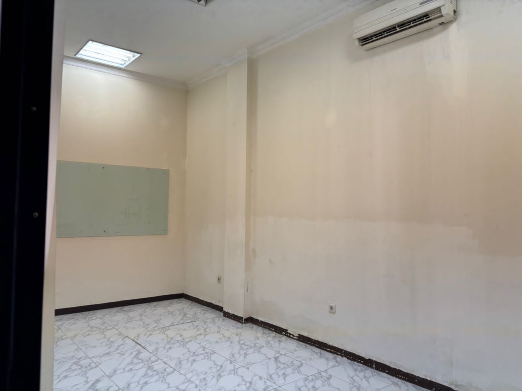 2 Ruko Gandeng Hook Di Pinggir Jl. DR. Saharjo Tebet, Terawat Baik, Strategis 5 Menit Ke Mall KOKAS, Dan 10 Menit Ke Jl. MT Haryono