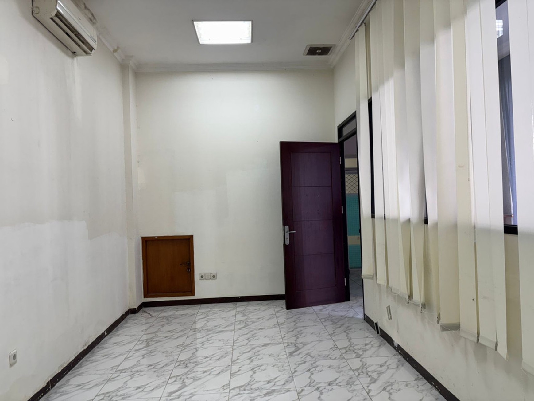 2 Ruko Gandeng Hook Di Pinggir Jl. DR. Saharjo Tebet, Terawat Baik, Strategis 5 Menit Ke Mall KOKAS, Dan 10 Menit Ke Jl. MT Haryono