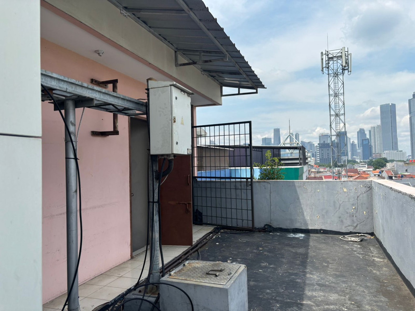 2 Ruko Gandeng Hook Di Pinggir Jl. DR. Saharjo Tebet, Terawat Baik, Strategis 5 Menit Ke Mall KOKAS, Dan 10 Menit Ke Jl. MT Haryono