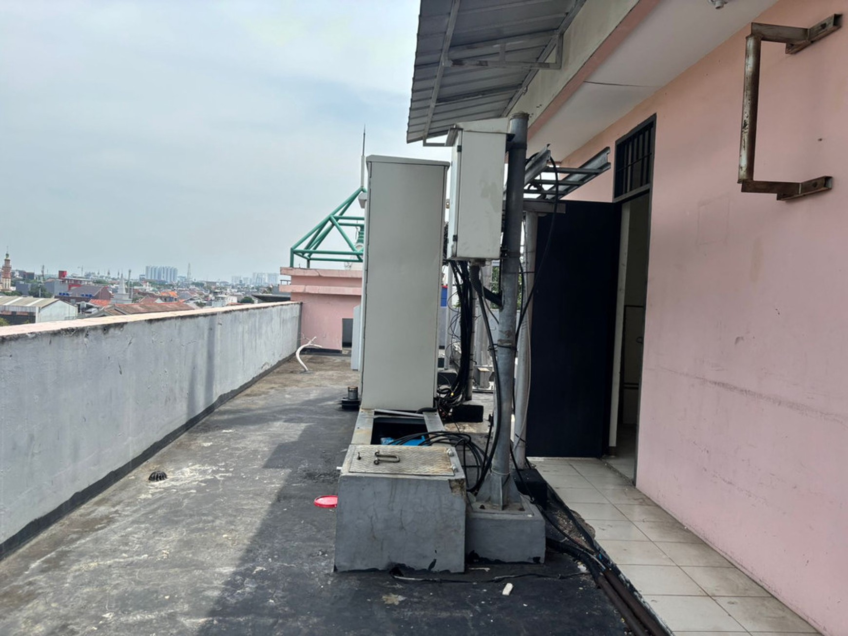 2 Ruko Gandeng Hook Di Pinggir Jl. DR. Saharjo Tebet, Terawat Baik, Strategis 5 Menit Ke Mall KOKAS, Dan 10 Menit Ke Jl. MT Haryono