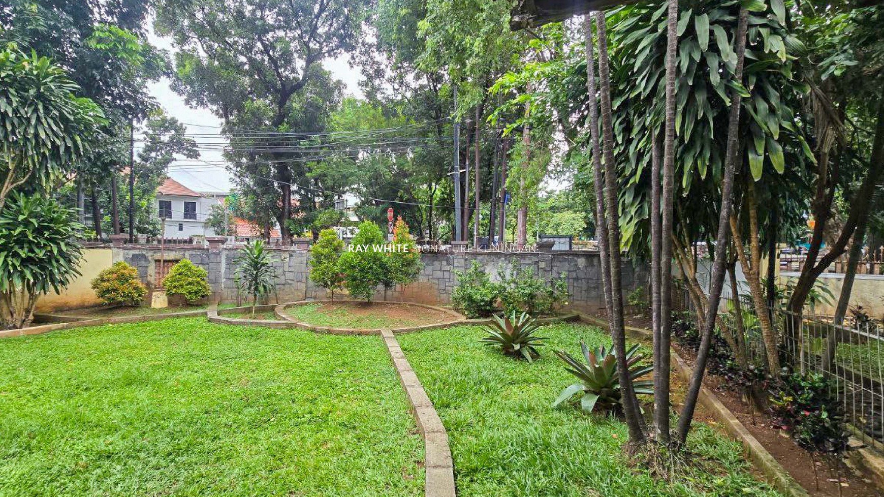 Rumah Lama Depan Taman Area Prime di Taman Pakubuwono