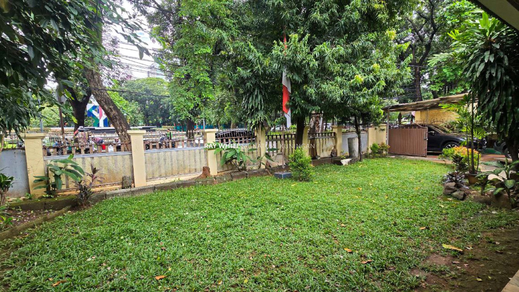 Rumah Lama Depan Taman Area Prime di Taman Pakubuwono
